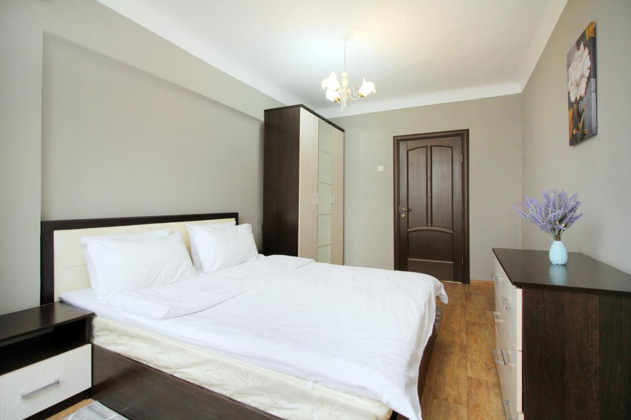Spacious Central Apartment アルマトイ エクステリア 写真