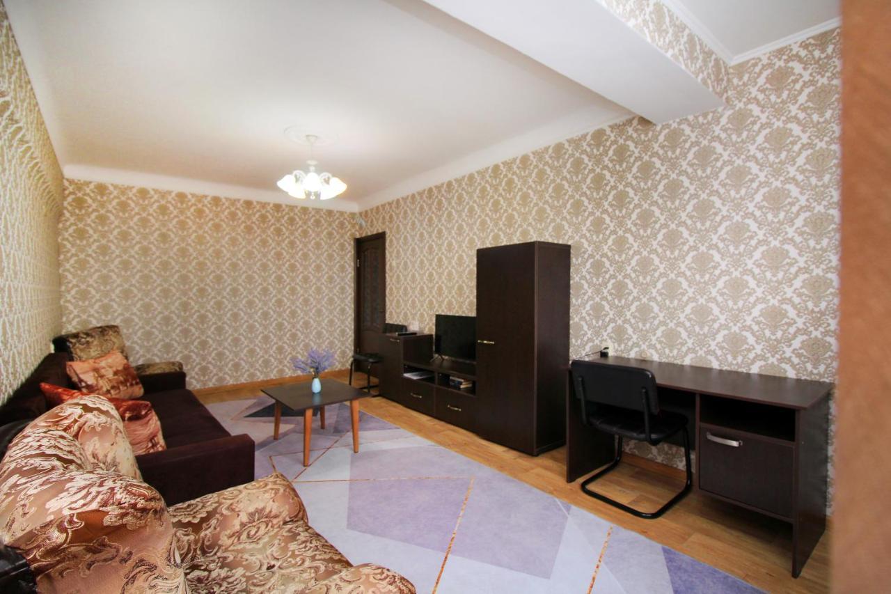 Spacious Central Apartment アルマトイ エクステリア 写真